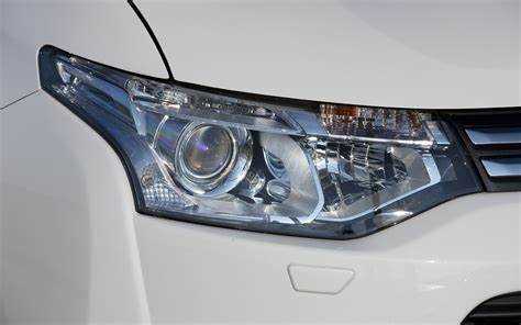 Замена ламп в фарах Mitsubishi Outlander 3